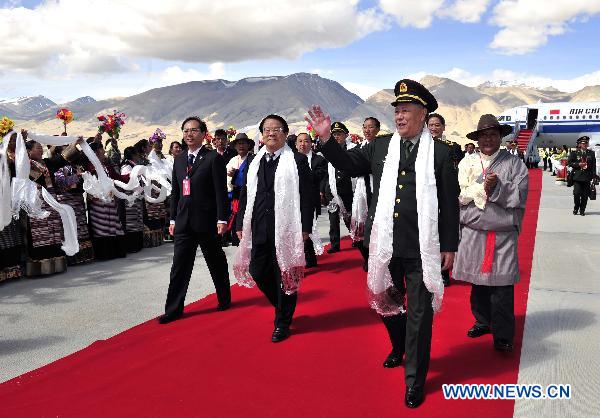 Chen Bingde (Front), chief of the General Staff of the Chinese People's Liberation Army, arrives in Ali of southwest China's Tibet Autonomous Region, July 21, 2011. 