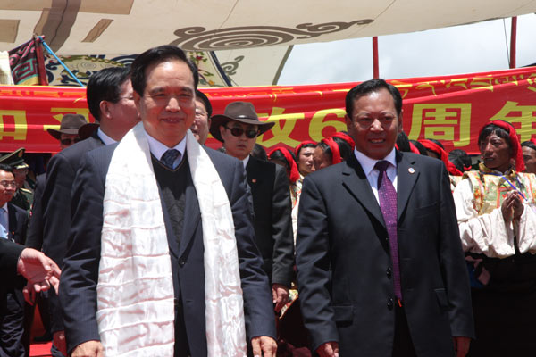Li Jianguo (front right), deputy chief of a central government delegation sent to attend the celebrations marking the 60th anniversary of Tibet's peaceful liberation, is greeted by Benpa Drasi, secretary of the Communist Party of China committee of Nagqu Prefecture on July 21, 2011.