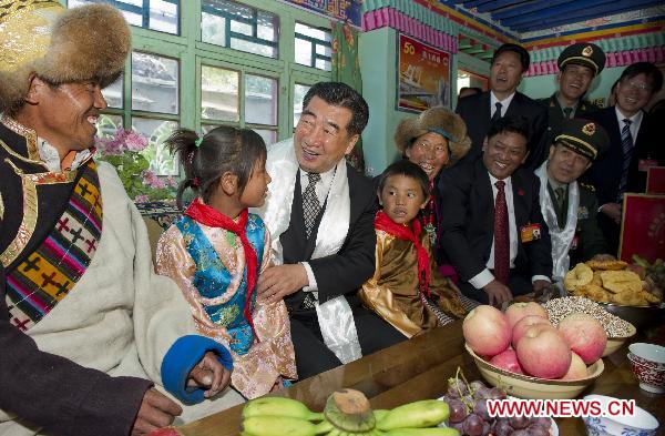 Chinese Vice Premier Hui Liangyu (3rd L) pays a visit to a local Tibetan famliy during a visit to Shannan Prefecture, southwest China's Tibet Autonomous Region, July 21, 2011. 