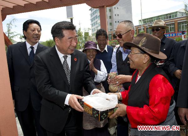 Chinese Vice Premier Hui Liangyu (L, Front) meets with local residents during a visit to Shannan Prefecture, southwest China's Tibet Autonomous Region, July 21, 2011. 