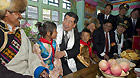 Chinese Vice Premier Hui Liangyu (3rd L) pays a visit to a local Tibetan famliy during a visit to Shannan Prefecture, southwest China's Tibet Autonomous Region, July 21, 2011.