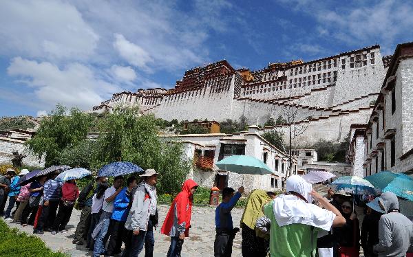 Tourists wait to visit the Potala Palace in Lhasa, capital of southwest China's Tibet Autonomous Region, July 24, 2011.