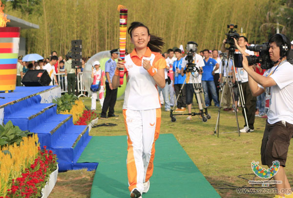Sun Ying, the No.1 torchbearer, starts running for the torch relay of the 26th Summer Universiade,Shenzhen, China, August 7,2011.