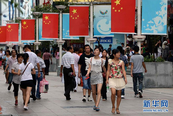 Photo shows the street view of Shenzhen City, southeast China&apos;s Guangdong Province, Aug.10, 2011. The 26th Summer Universiade will be held here from Aug12 to Aug23. 