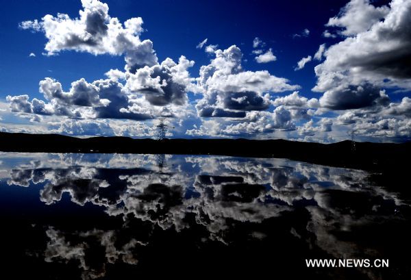 Photo taken on Aug. 10, 2011 shows the scenery of the grassland set off by blue sky in northern part of southwest China&apos;s Tibet Autonomous Region, Aug. 10, 2011.