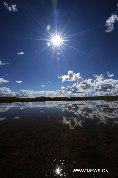 Photo taken on Aug. 10, 2011 shows the scenery of the grassland set off by blue sky in northern part of southwest China&apos;s Tibet Autonomous Region, Aug. 10, 2011.