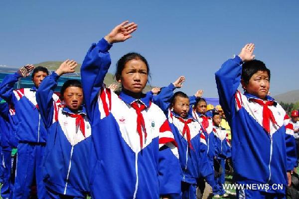 Fifth-grade pupils attend flag-raising ceremony at the playground of the Second Wanquan Primary School of Yushu County of Yushu Tibetan Autonomous Prefecture, northwest China's Qinghai Province, Aug. 11, 2011.