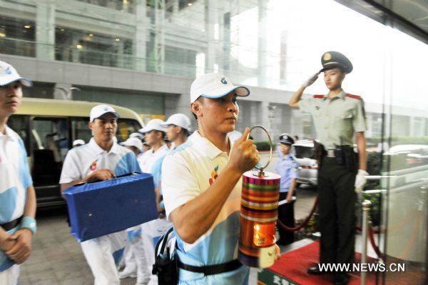 The flame lantern of the 26th Summer Universiade arrives at Shenzhen, south China's Guangdong Province, on May 4, 2011.