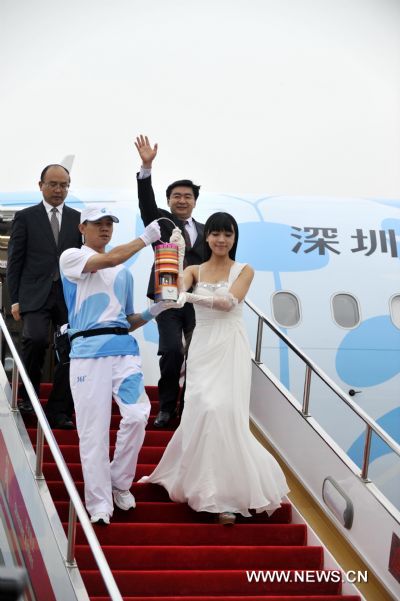The flame lantern of the Universiade arrives at Shenzhen, south China's Guangdong Province, on May 4, 2011. 