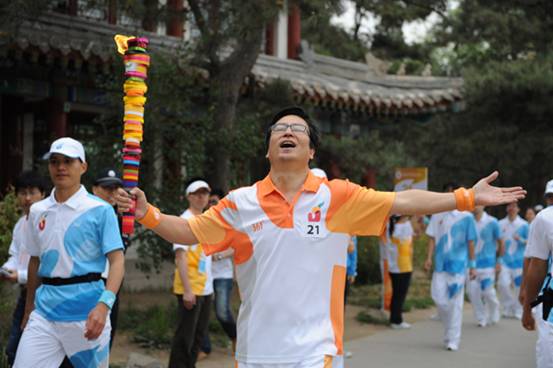 Torchbearer Bai Yansong runs with the torch during the torch relay for the 26th Summer Universiade at Shenzhen, south China&apos;s Guangdong Province, on May 4, 2011. 
