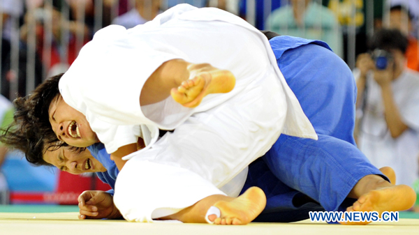 China's Qin Qian (front) fights with South Korea's Kim Na Young during their women's Judo +78 KG final match at the 26th Summer Universiade in Shenzhen, a city of south China's Guangdong Province, Aug. 13, 2011. 