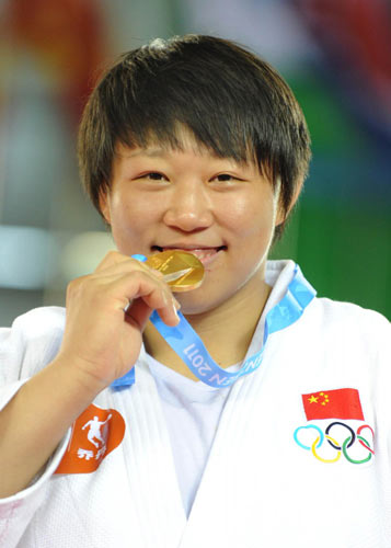 Qin Qian of China celebrates after winning China's first gold medal at the 26th Summer Universiade in Shenzhen, Aug 13, 2011. [Photo/Xinhua] 