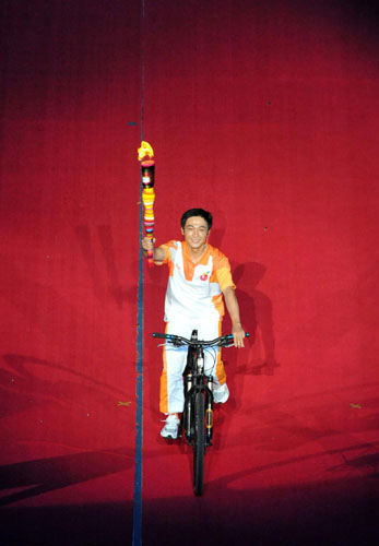 Zhou Ziqian takes part in the torch relay at the opening ceremony of the Shenzhen Summer Universiade in Shenzhen, Guangdong Province, on August 12, 2011.