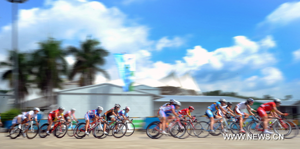 Cyclists compete during the women's 120 km cycling road race at the 26th Summer Universiade in Shenzhen, a city of south China's Guangdong Province, Aug. 13, 2011. 