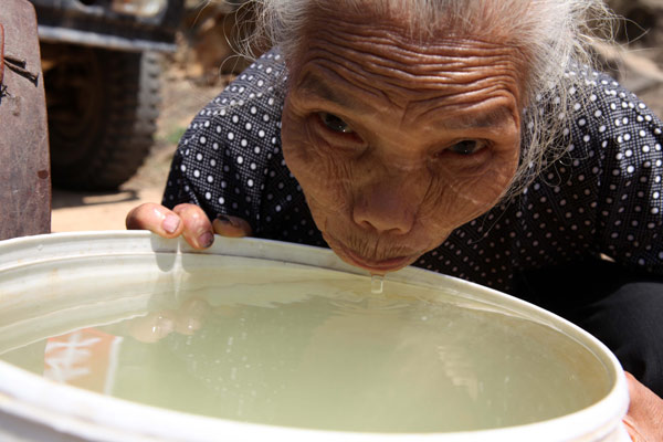 Li Chengyu, a 78-yearold resident of Yuqing village in Chongqing, on Thursday drinks water sent by local government officials. 