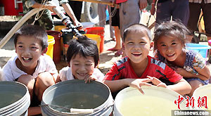 Villagers receive fresh water from the local fire brigade in Yongchuan District of Chongqing Municipality Aug. 17, 2011.