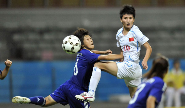China&apos;s Wang Shanshan (top) controls the ball as a Japanese player tries to challenge her during the women&apos;s football final at the 26th Summer Universiade in Shenzhen August 21, 2011.