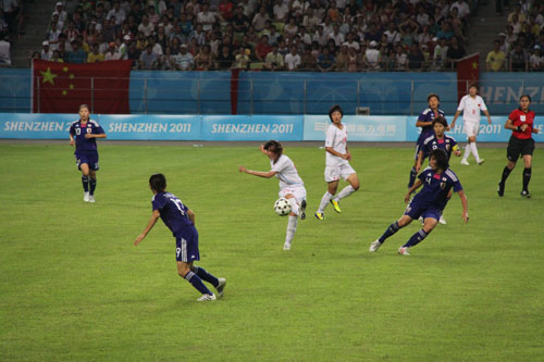 Zhao Rong (3rd, L) of China plays during the Universiade's women's soccer final between China and Japan in Shenzhen, south China's Guangdong province, on Sunday, August 21, 2011. 