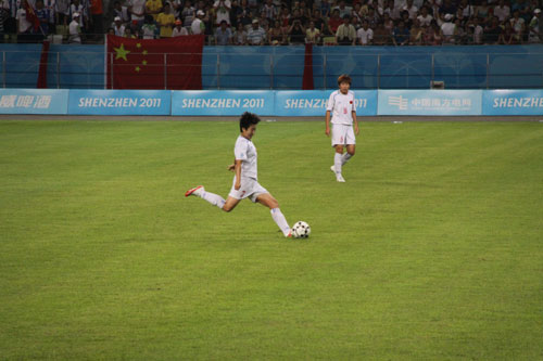 Bi Yan (L) of China plays during the Universiade's women's soccer final between China and Japan in Shenzhen, south China's Guangdong province, on Sunday, August 21, 2011. 