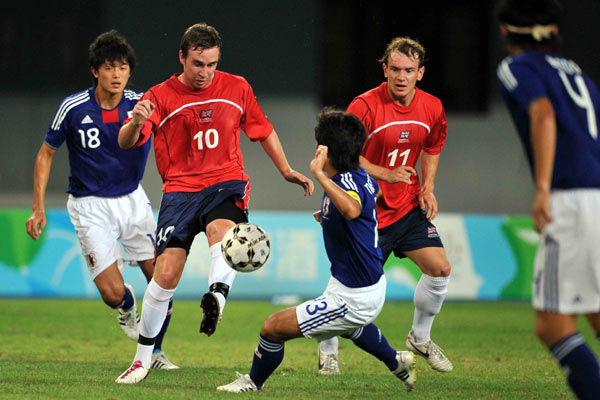 British forward Mark Anderson (10) fights for the ball with Japanese players in the Universiade men's soccer finals at the Shenzhen Stadium in Shenzhen, Aug 22, 2011. 