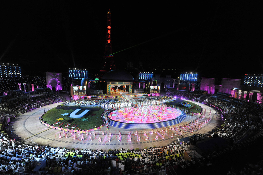 Photo taken on Aug. 23, 2011 shows the closing ceremony of the 26th Summer Universiade held at the Window of the World theme park in Shenzhen, a city of south China's Guangdong Province. 