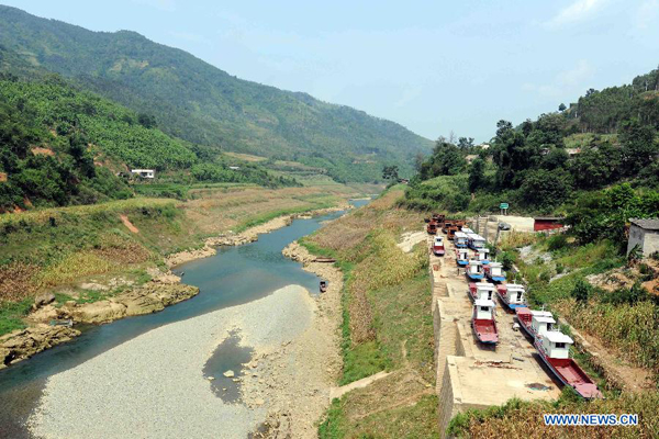 Photo taken on Aug. 24, 2011 shows the weak stream flowing in the Nanpanjiang River at Gaoliang Town of Shizong County in Qujing City, southwest China's Yunnan Province. 