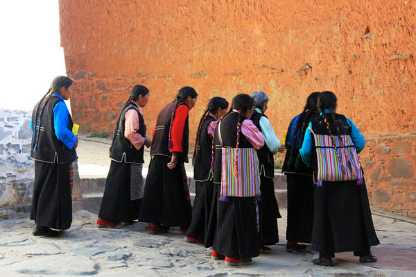 Tibetan Buddhist worshipers visit Tashilhunpo Monastery in Xigaze Prefecture of Tibet Autonomous Region on Aug 25, 2011.