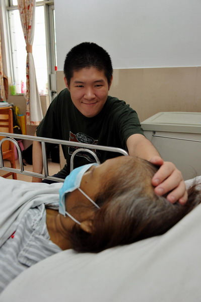 Peng Si caresses his mother&apos;s head at a hospital in Guangzhou, south China&apos;s Guangdong Province on Sep 10, 2011. 