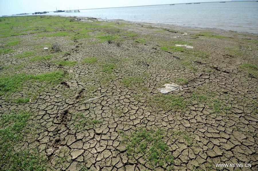 The dried-up riverbed of the Poyang Lake in east China&apos;s Jiangxi Province, Sept. 15, 2011. The water surface and water level of the Poyang Lake, China&apos;s largest freshwater lake, continue shrinking during lingering drought. Water levels on the lake are decreasing dramatically at a rate of 0.1 to 0.2 meters per day.