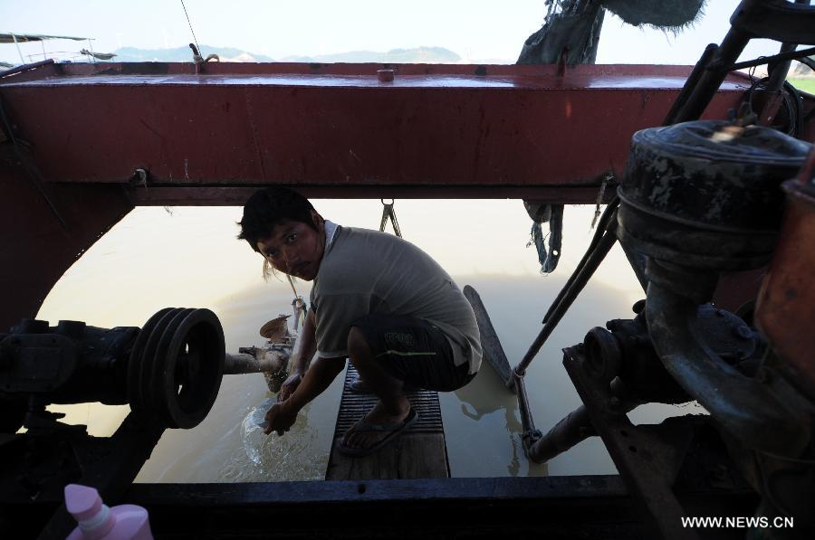 A fisherman washes rice bowls in the shallow waters of the Poyang Lake in east China&apos;s Jiangxi Province, Sept. 15, 2011. The water surface and water level of the Poyang Lake, China&apos;s largest freshwater lake, continue shrinking during lingering drought. Water levels on the lake are decreasing dramatically at a rate of 0.1 to 0.2 meters per day. 