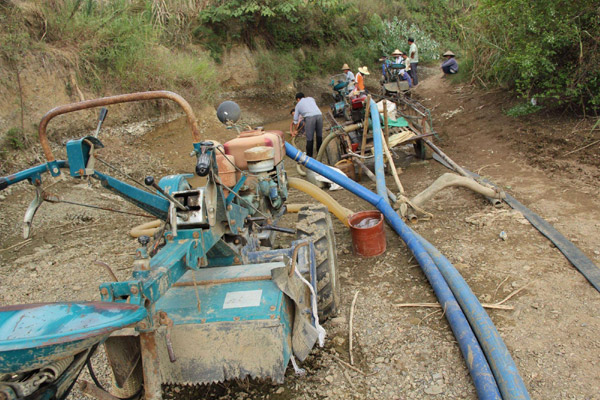 Water from an underground wellspring in Wuxuan County, Laibin City, in Guangxi Zhuang Autonomous Region is pumped on Sept 15, 2011.