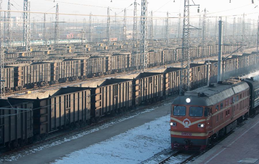 File photo taken on Dec. 26, 2010 shows a freight train running on the Datong-Qinhuangdao Railway in Datong, north China&apos;s Shanxi Province.