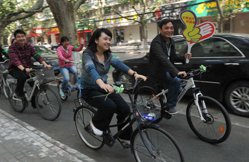 September 22 is the World Car Free Day. People in Zhengzhou are encouraged to take the public transport system rather than their own steering wheel over the course of the day. 