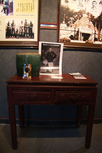 This photo taken on Wednesday, September 21, 2011 shows Du Fengshu's relics on display at the Guangdong Overseas Chinese Museum in Guangzhou, south China's Guangdong province.