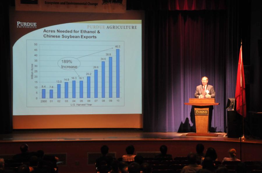 An US expert makes a speech at the 2011 Sino-US Global Energy and Environment Development Seminar in Puedue University in West Lafayette, Indiana, the United States, Sept. 26, 2011. 