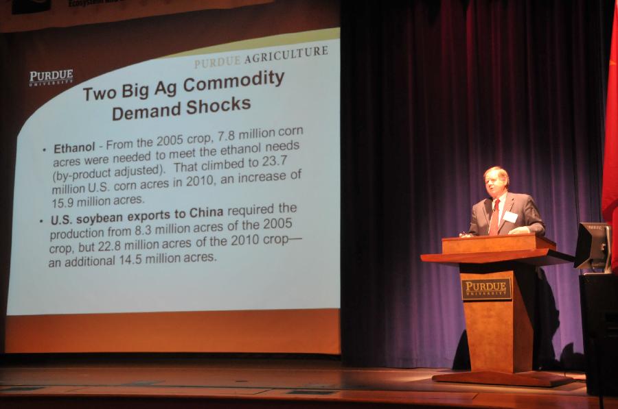 An US expert makes a speech at the 2011 Sino-US Global Energy and Environment Development Seminar in Puedue University in West Lafayette, Indiana, the United States, Sept. 26, 2011. 