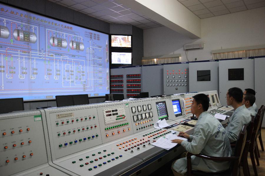 Technicians work to inject oxdizer for the Long March-2FT1 carrier rocket at the Jiuquan Satellite Launch Center in northwest China&apos;s Gansu Province, Sept. 28, 2011. 