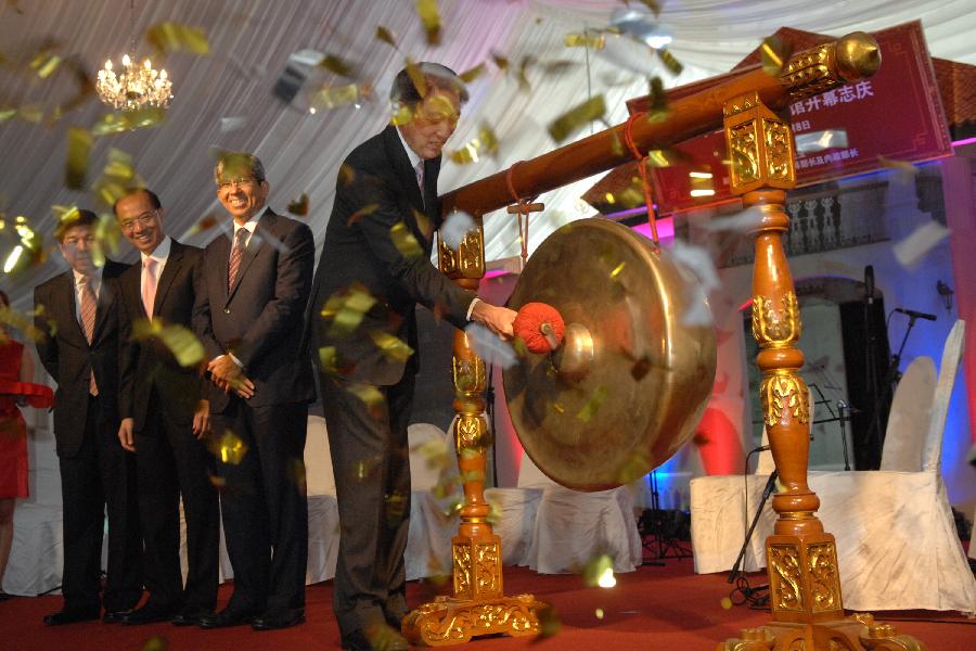 Singapore&apos;s Deputy Prime Minister Teo Chee Hean strikes the gong in the opening ceremony of Sun Yat-Sen Nanyang Memorial Hall in Singapore on Oct. 8, 2011. 