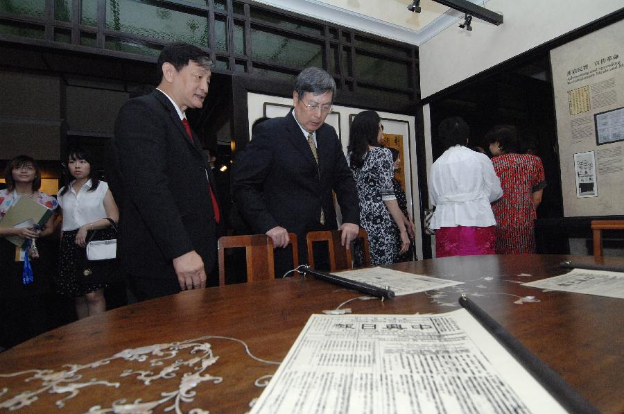 Huang Mengfu (R), vice-chiarman of the National Committee of the Chinese People&apos;s Political Consultative Conference, visits Sun Yat-Sen Nanyang Memorial Hall in Singapore on Oct. 8, 2011.