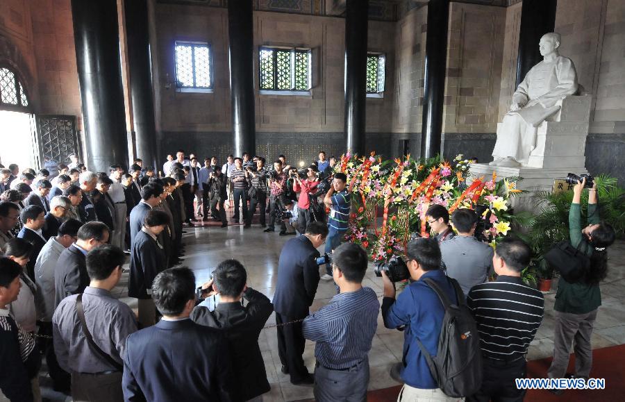 People mourn in front of the sculpture of Dr. Sun Yat-Sen, at the mausoleum of Dr. Sun Yat-sen in Nanjing, capital of east China&apos;s Jiangsu Province, Oct. 10, 2011. 