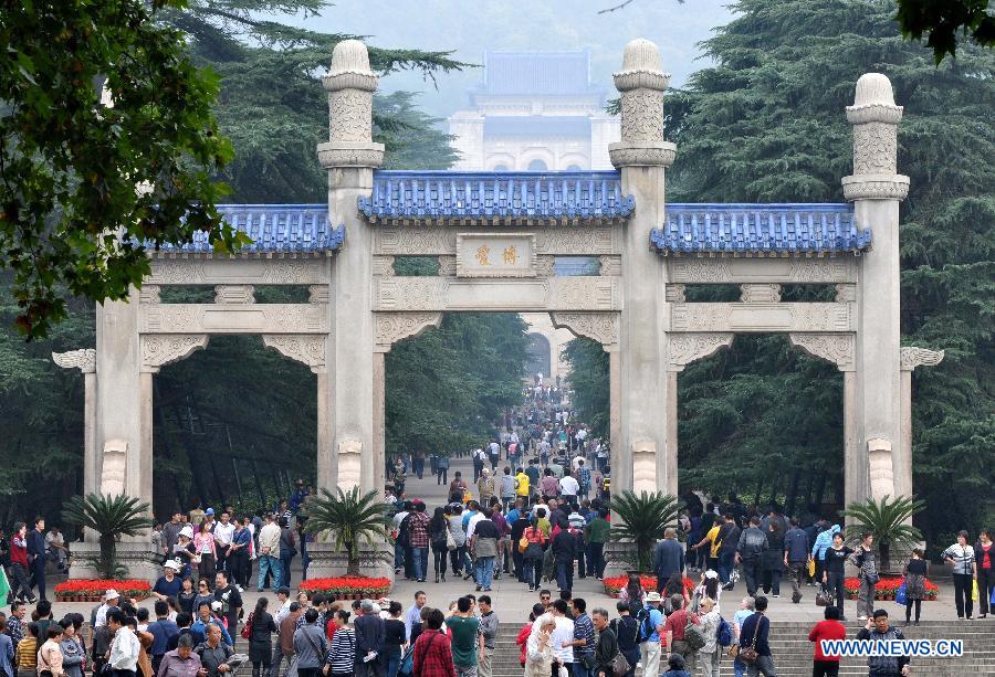 People visit the mausoleum of Dr. Sun Yat-sen in Nanjing, capital of east China&apos;s Jiangsu Province, Oct. 10, 2011. 