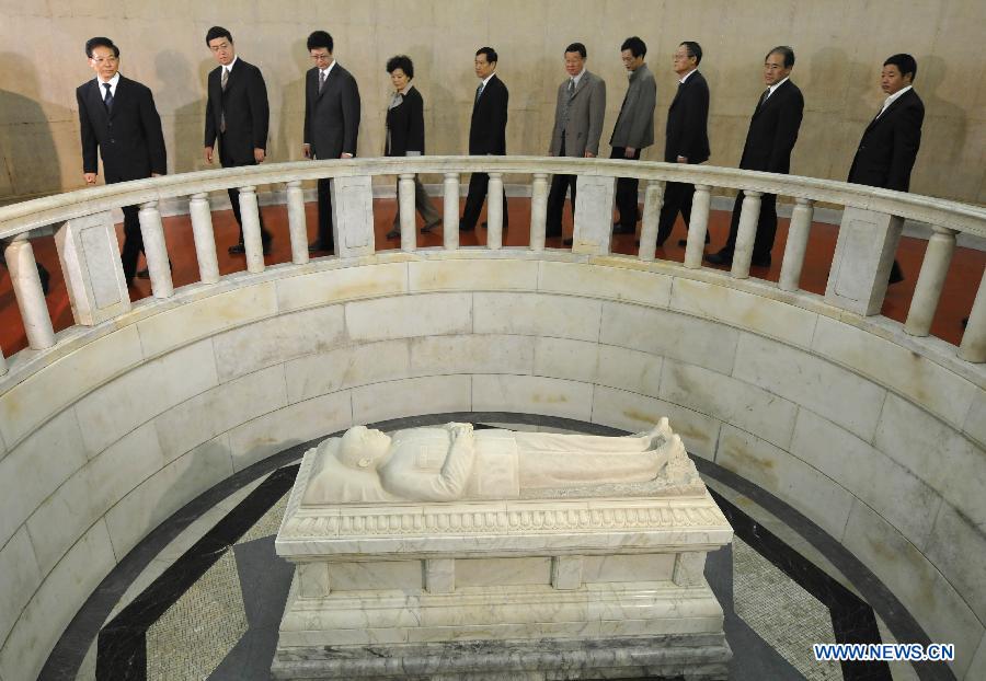 People pay respect to the sculpture of Dr. Sun Yat-Sen, at the mausoleum of Dr. Sun Yat-sen in Nanjing, capital of east China&apos;s Jiangsu Province, Oct. 10, 2011. 