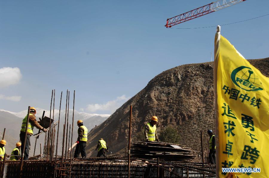 Workers devote themselves to the reconstruction in Yushu, northwest China&apos;s Qinghai Province, Oct. 6, 2011. 