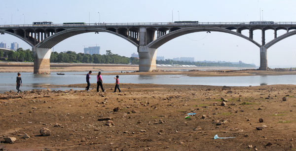 The persistent lack of rain has shrunk the Xiangjiang River in central China's Hunan Province. The current water level of Xiangjiang River is as low as 25.65 meters, which nears the 25.1 meters warning level for city water supply. Photo taken on Oct 15, 2011. 