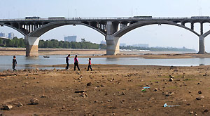 The persistent lack of rain has shrunk the Xiangjiang River in central China's Hunan Province. The current water level of Xiangjiang River is as low as 25.65 meters, which nears the 25.1 meters warning level for city water supply. Photo taken on Oct 15, 2011.