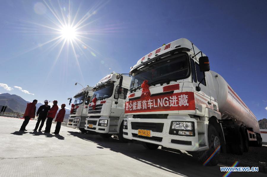 Photo taken on Oct. 26, 2011 shows lorries carrying liquefied natural gas (LNG) in Lhasa, capital of southwest China&apos;s Tibet Autonomous Region. 