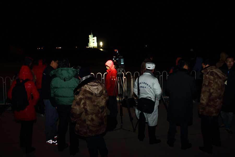 Reporters wait for the launch of Shenzhou VIII carried by an upgraded Long March-2F rocket at the Jiuquan Satellite Launch Center, Nov 1, 2011.