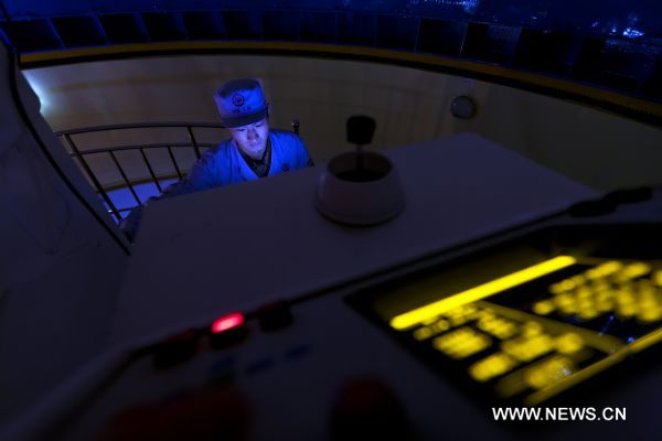 A technician operates optical monitoring equipment at the Taiyuan Satellite Launch Center in Taiyuan, capital of north China&apos;s Shanxi Province, Nov. 8, 2011. 