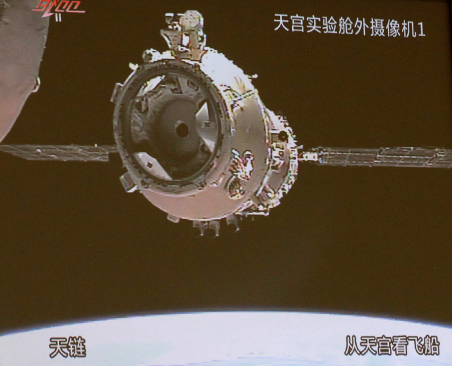 Photo taken on Nov. 14, 2011 shows the image of Shenzhou-8 spacecraft on the electronic screen in the Beijing Aerospace Flight Control Center, in Beijing, capital of China.