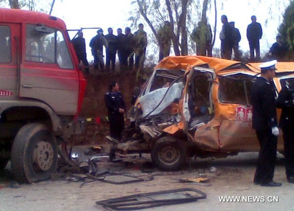 Photo taken on Nov. 16, 2011 shows the scene of a car crash which involved a school bus in Yulinzi Township, Zhengning County, Qingyang City, northwest China's Gansu Province. Nineteen people, including 17 preschoolers and two adults, died in a head-on collision between a school bus of a kindergarten and a truck in Yulinzi Township in Gansu on Wednesday. (Xinhua) (llp) 